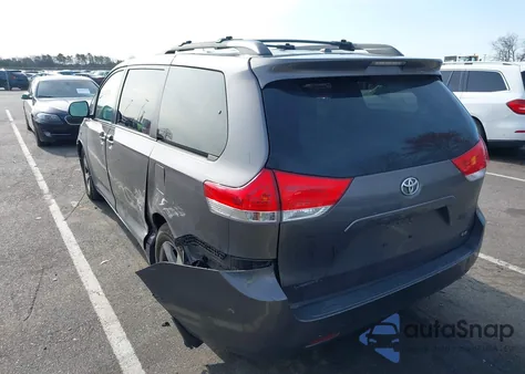 2012 Toyota Sienna Le V6 8 Passenger z USA, uszkodzony, nr VIN 5TDKK3DC5CS279651